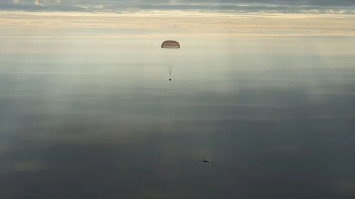Die US-Astronautin Kathleen Rubins, der Japaner Takuya Onishi und der Russe Anatoli Iwanischin landeten am Sonntag mit einer Sojus-Kapsel in Kasachstan in Zentralasien, wie die Flugleitzentrale in Moskau mitteilte.