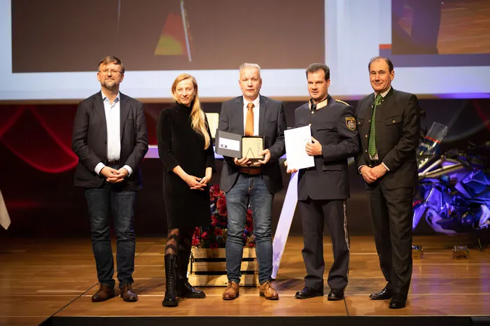 Für ihr Hinschauen und Handeln wurden sie von Alexander Janda, Generalsekretär des Kompetenzzentrums Sicheres Österreich, Landesrätin Juliane Bogner-Strauß, Landespolizeidirektor Gerald Ortner und Martin Schaller, Generaldirektor der Raiffeisen-Landesbank Steiermark ausgezeichnet