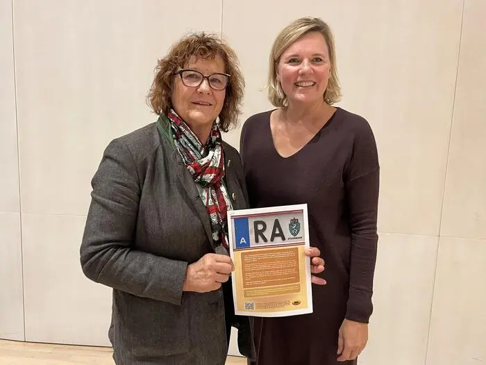 Christina Merlini (r.) und die ehemalige BBR-Gemeinderätin Elisabeth Messner (l.) mit der Petition (Archivbild)