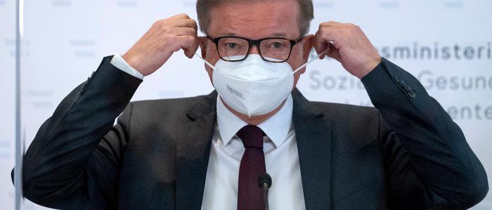 Anschober setzt eine Maske auf | Anschober war während der Hochphase der Pandemie im Amt