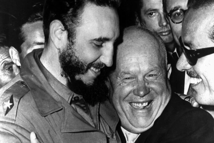 Der Maschinenschlosser (1894–1971) arbeitete sich bis in den Führungszirkel der kommunistischen Partei hoch. Sein Untergang war die Kuba-Krise: Sein Gegenspieler John F. Kennedy hatte die besseren Nerven, Chruschtschow musste die Atomraketen aus Kuba abziehen. Eine diplomatische Niederlage.