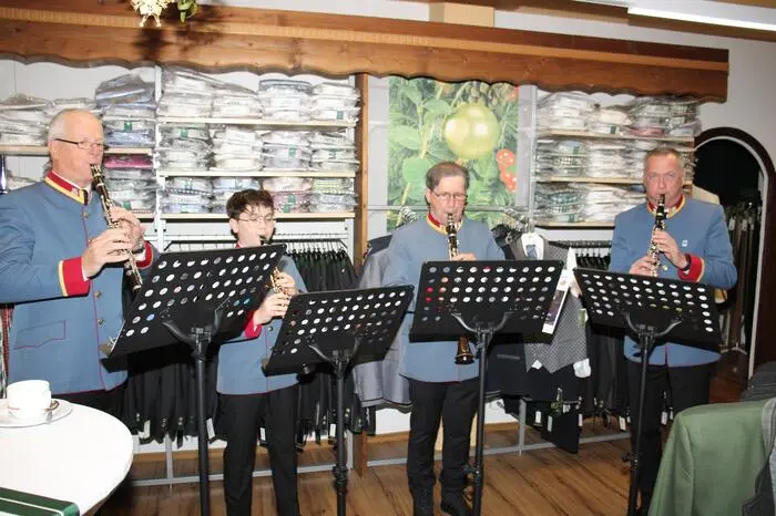  Musikalisch begrüßt wurden die Gäste von einer Abordnung der Gestütskapelle Piber mit weihnachtlichen Liedern. 