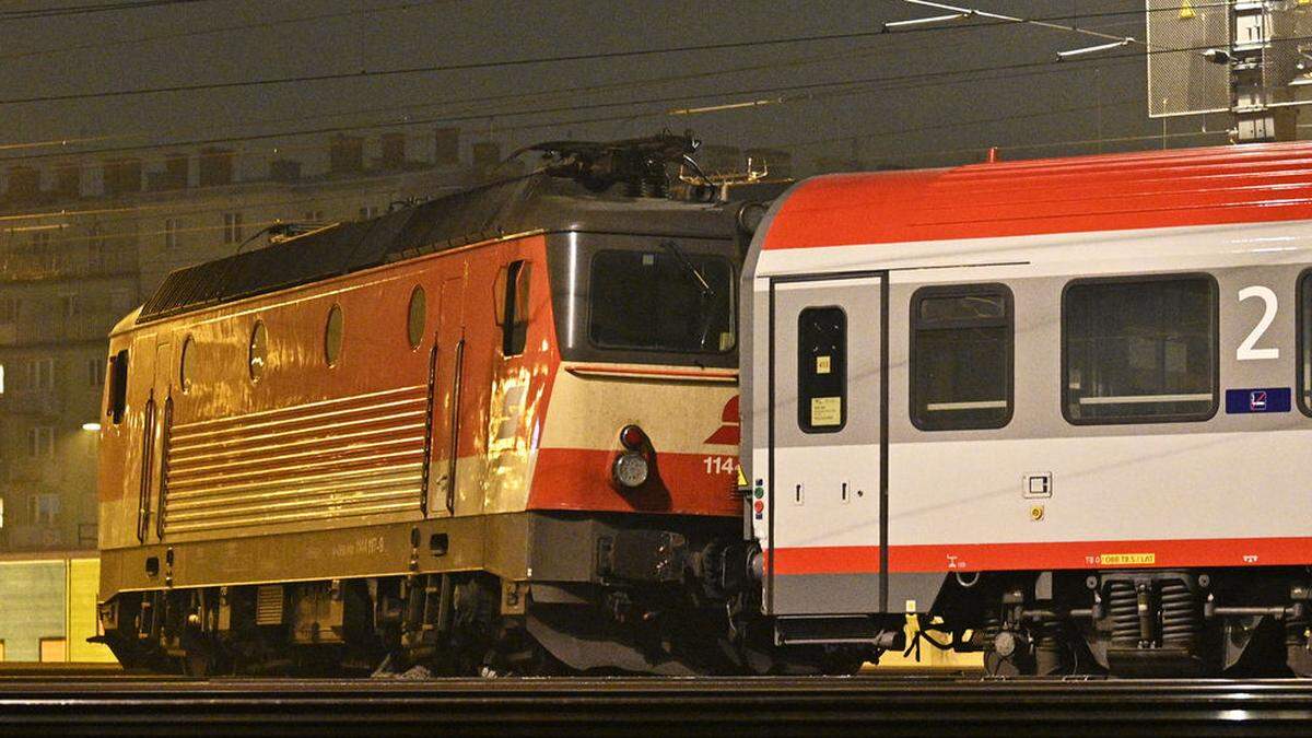 EC-Lok mit zwei Waggons in Wien entgleist