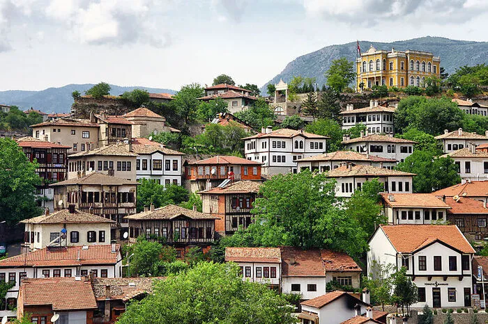 Weiter geht es Richtung Safranbolu, dessen enge Gassen von Holzhäusern mit Erkerfenstern gesäumt sind. Deshalb steht die Stadt seit 1994 auf der Liste des Weltkulturerbes der Unesco. Die spezielle Delikatesse Safranbolus ist „Lokum“, eine auf Sirup basierende Süßigkeit.