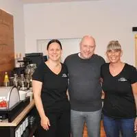 Markus Trafella mit Frau Birgit (li.) und seiner Angestellten Gabi bei der Eröffnung