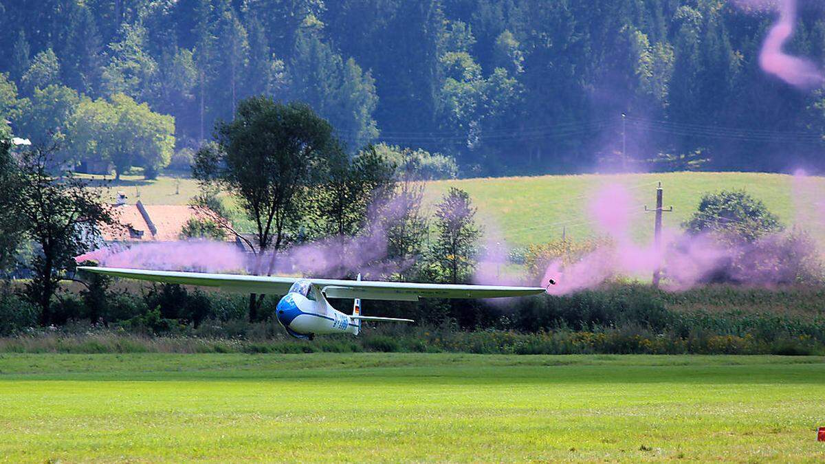 Motor- und Segelflieger (Foto vom diesjährigen Fliegerfest) frequentieren den Flugplatz in Feldkirchen 
