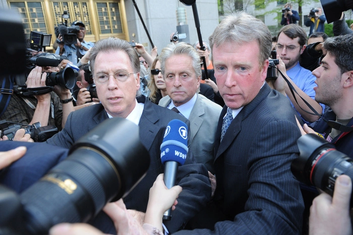 Schwere Zeiten: 2010 wurde Sohn Cameron wegen Drogenvergehen verurteilt. Douglas auf dem Weg ins Gericht in New York.