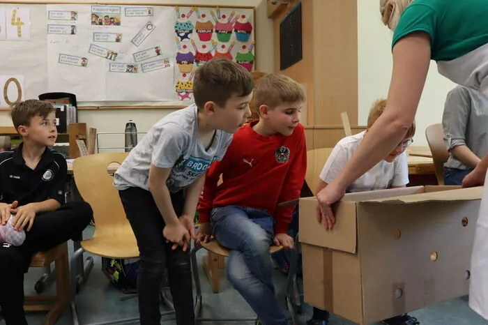 Neugierig spähten die Schüler in den Karton mit Luftlöchern