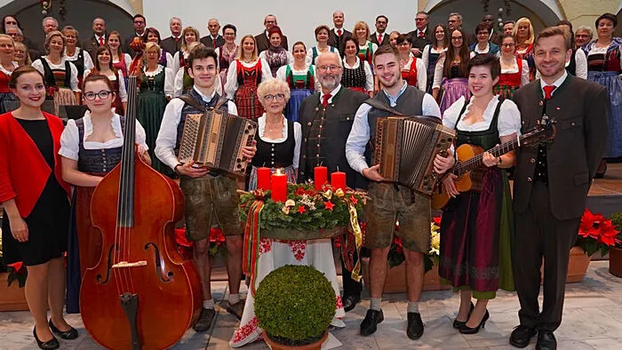 Die Akteure des Spittaler Adventsingens: die 2 und 2 Musi, Gerhild und Sepp Gracher, Theresa Sima und Bernhard Wolfsgruber mit dem Singkreis Porcia