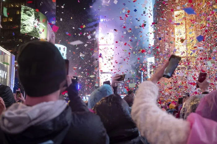 Wie es Tradition ist, wurde um Mitternacht ein leuchtender Kristallball an einem Fahnenmast herabgesenkt. Dann stimmten die Feiernden die Lieder "Auld Lang Syne" und "New York, New York" an.