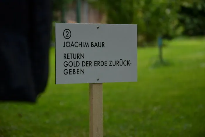 Künstler Joachim Baur erklärte an seiner Station eine Performance, die er 2013 an dieser Stelle durchführte.