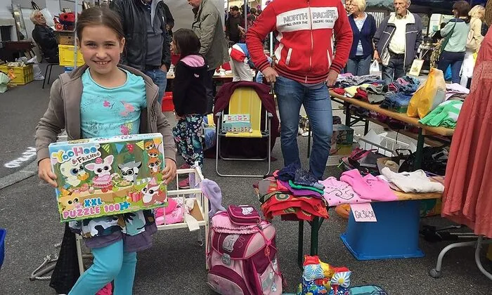 Lenja Lamprecht (9) aus Krumpendorf verkauft altes Spielzeug.