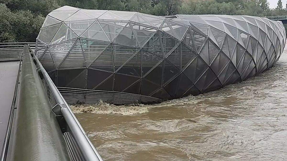 Der Pegel rund um die Murinsel ist wieder gesunken