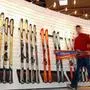 Ein Mann läuft am Freitag (31.01.2003) auf dem Gelände der Sportartikelmesse 'ISPO Winter 2003' in München an einer Wand mit den neusten Modellen eines französischen Skiherstellers vorbei. Insgesamt nehmen in diesem Jahr mehr als 1500 Aussteller aus 43 Ländern an der Leitmesse für Trends und Neuheiten rund um Ski, Snowboard und Sportbekleidung teil. Die Messe findet vom 01. bis zum 04. Februar auf dem Gelände der Münchner Messe statt. Fotograf: Peter Kneffel dpa/lby;ski schi handel sporthandel sportartikel sporthändler