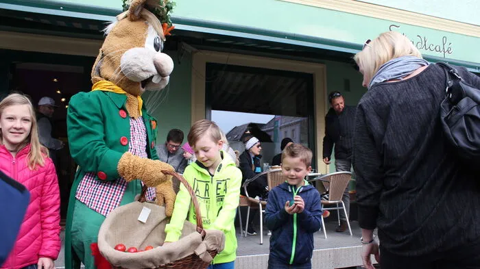 Klicken Sie sich durch die Fotos von der Radio-Steiermark-Osterhasen-Tour auf dem Voitsberger Michaeliplatz!