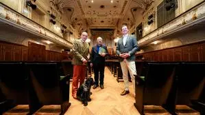 „Hausherr“ Michael Nemeth mit Historiker Karl Kubinzky, Spaziergänger Christian Weniger und Lilly im Stefaniensaal