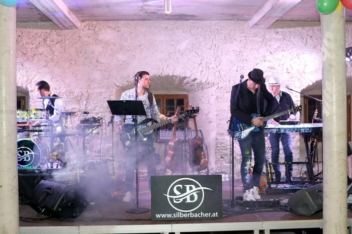 Übrigens: Die „Silberbacher“ (Foto) sorgten für den musikalischen Schwung. Und DJ „Lenz“ war für das Auflegen der heißen Scheiben in der Disco verantwortlich. 