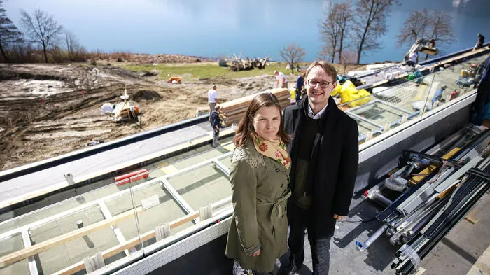 Ursula und Alfred Karner, die das Vier-Sterne-Hotel in dritter Generation leiten, investieren acht Millionen Euro in eine neue Sauna- und Ruhelandschaft samt 20 Meter langem, beheiztem Infinity-Pool – freie Sicht auf Mittagskogel und Faaker See inklusive. Der Karnerhof entwickelt sich damit zum Ganzjahresbetrieb mit 94 Zimmern.