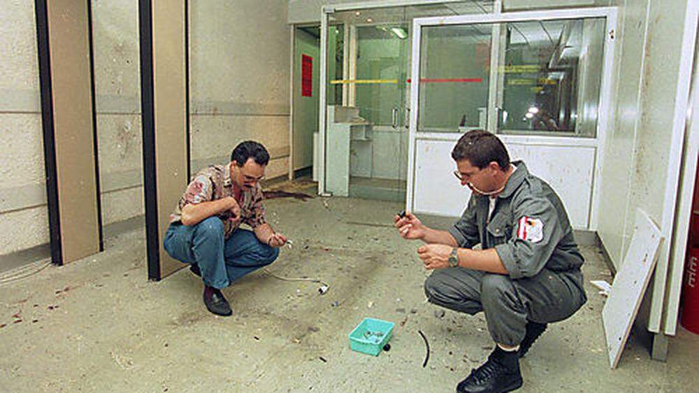 Kriminalisten bei der Spurensuche nach der Rohrbombenexplosion im August 1994