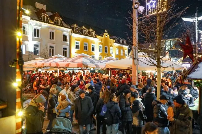 Weihnachtliche Stimmung kam auch durch den Schneefall auf, der seit Freitagfrüh auch die Stadt Leoben in eine Winterlandschaft verwandelte. 