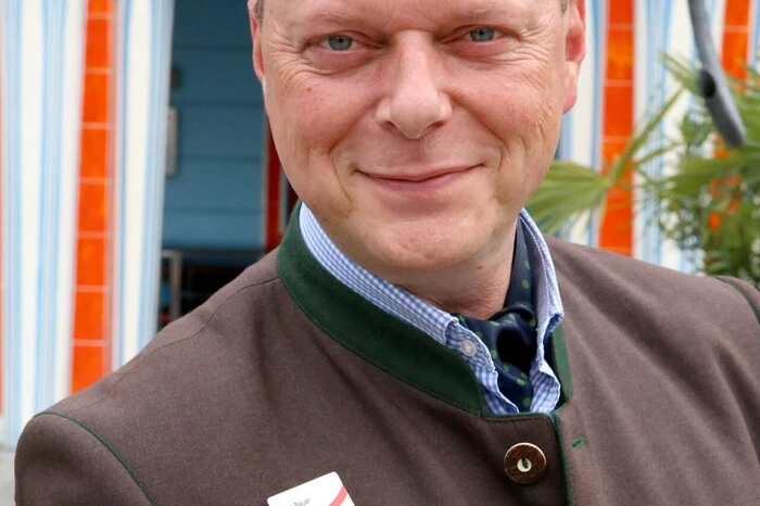 ... um den Ausführungen des Stadtführers Ernst Bauer (Foto) zu lauschen.  