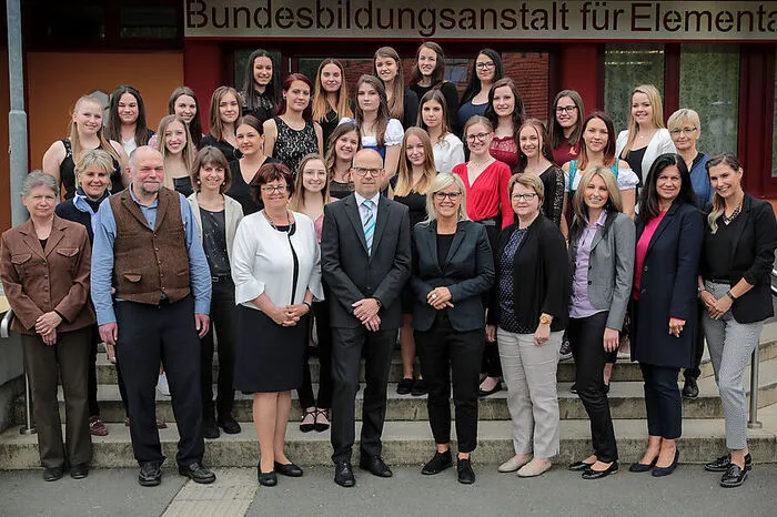 Die Abschlussklasse der Bafep Mureck: Magdalena Blaß, Claudia Dunst, Scarlett Fortmüller, Melanie Pölzl, Franziska Gichtel, Katharina Steirer, Marlies Weber, Laura Fruhmann, Katharina Grebien, Tabea Hasenhüttl, Tina Hirschmann, Stefanie Kaiser, Melina Krasser, Nadine Legat, Heike Neubauer, Magdalena Veselsky, Julia Weisch, Maria Zöhrer