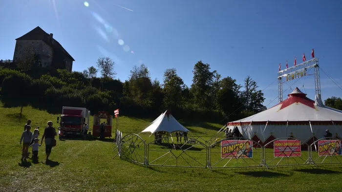 Für Freitag, Samstag und Sonntag (Vorstellung 15 Uhr) hat der Circus Dimitri sein Zelt in Moosburg aufgestellt. Bei allen Fans des Circus Dimitri wird gleich Freude aufkommen: Heuer wird es wieder die legendäre Winterzirkus Vorstellungen mit Spezialprogramm geben, und zwar auf dem Messegelände. Davor gibt es im Rosental bei Ferlach noch einige Vorstellungen mit dem aktuellen Programm.