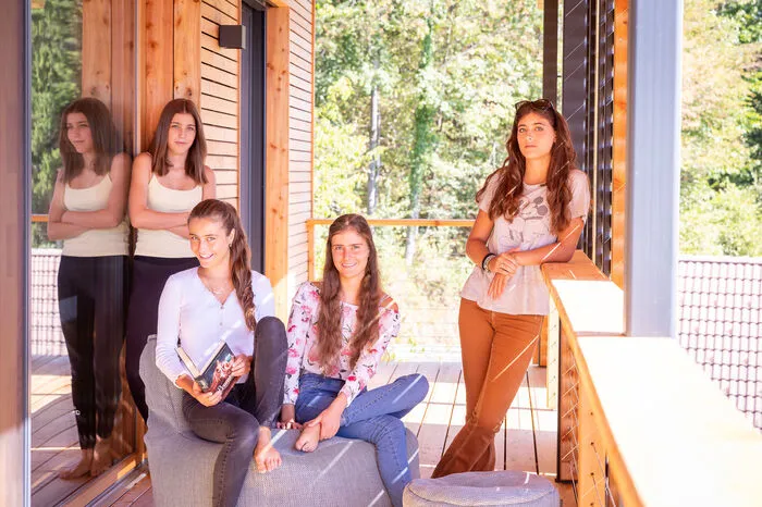 Auch die Töchter Viola (13) und die 15-jährigen Drillinge Valli, Laura und Sophia waren begeistert von dem Hanggrundstück in Vochera am Weinberg in der Weststeiermark.