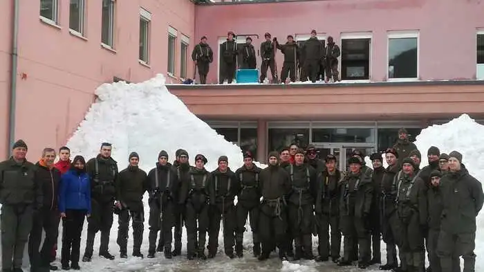 Die Schneelast ist enorm, in der Eisenerzer Ramsau bringt die Feuerwehr meterhohen Schnee von den Dächern, in der Stadt Eisenerz legen Soldaten aus Feldbach, Straß, Graz und St. Michael Hand an.