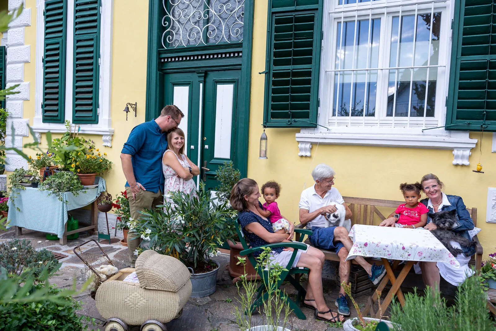 Nils und Anna, Antonia mit Olivia, Gottfried und Astrid Hofmann-Wellenhof mit Enkelin Elena