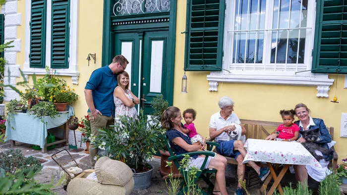 Nils und Anna, Antonia mit Olivia, Gottfried und Astrid Hofmann-Wellenhof mit Enkelin Elena