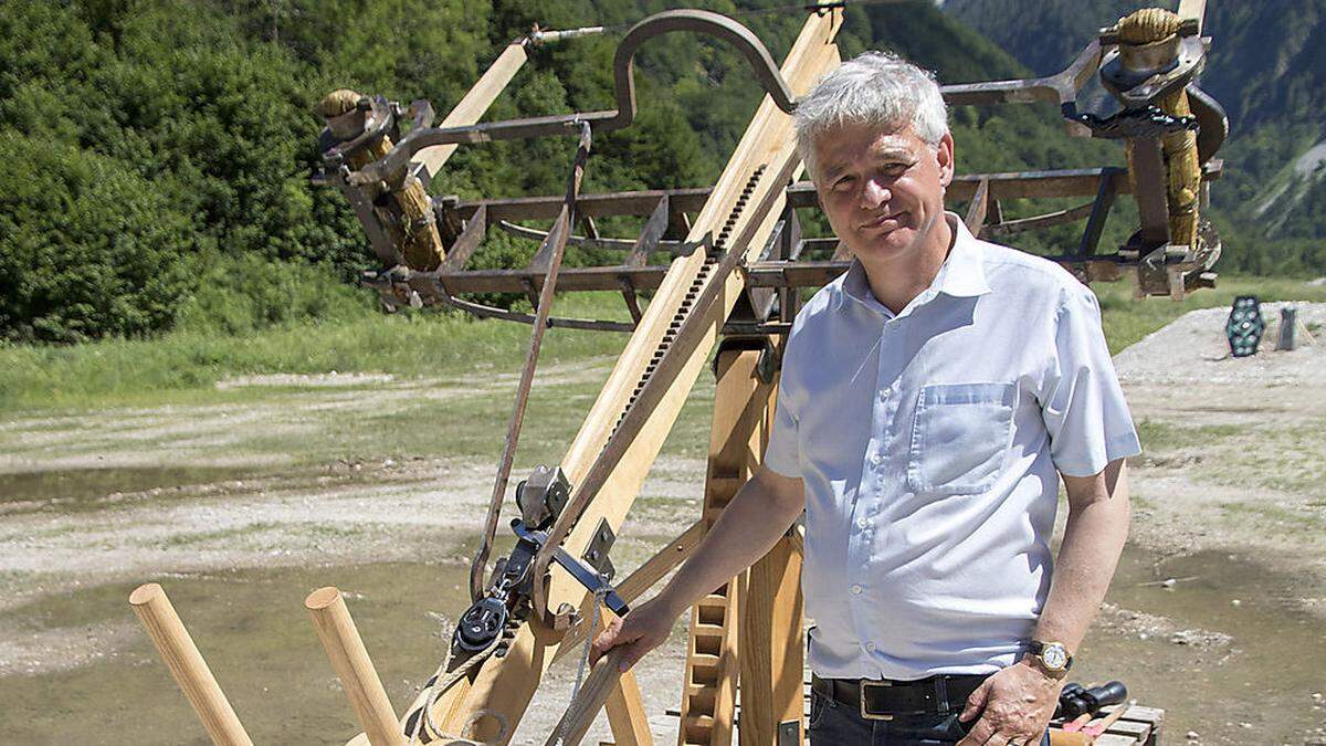 Wolfgang Spickermann vor dem großen Römergeschütz