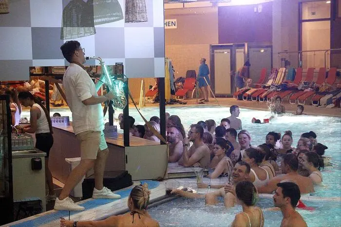 Eine Vielzahl begeisterter Badegäste genossen ihren Cocktail erstmals direkt im Wasser, Thermenresort-Geschäftsführer Philip Borckenstein-Quirini freute sich neben Professionisten und VIP-Gästen auch Bürgermeister Herbert Spirk und Peter Kospach, Schul- und Campusleiter der Tourismusschulen Bad Gleichenberg begrüßen zu dürfen.