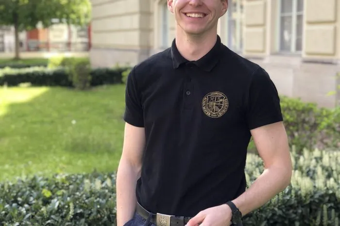 Neben den Stu­di­en­in­hal­ten ist auch der All­tag rund ums Stu­die­ren für die Uni-Wahl re­le­vant. Die ÖH ar­bei­tet täg­lich daran, Ser­vices und Events nach Co­ro­na an­zu­bie­ten. Dar­über hin­aus un­ter­stüt­zen wir die Mo­bi­li­tät – mit Pend­ler­park­plät­zen und bei den Öf­fi-Ti­ckets. Die ÖH ist von Tag eins des Stu­di­ums bei den Stu­die­ren­den prä­sent. Wir or­ga­ni­sie­ren das Tu­to­ri­ums­pro­jekt und geben in Klein­grup­pen den Erst­se­mest­ri­gen Infos zum neuen Stu­die­ren­den­le­ben.