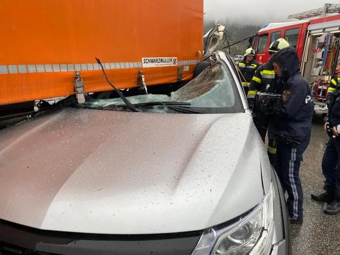 Der Lenker erlitt Verletzungen unbestimmten Grades 