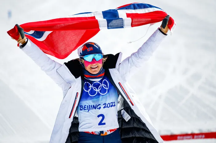 Norwegen übertrumpfte bei diesen Winterspielen alles. Am Schlusstag polierte Langläuferin Therese Johaug die Rekord-Goldbilanz noch auf 16 auf, hinzu kommen 8 Silber- und 13 Bronzemedaillen. So viel hat noch keine Nation zuvor bei Winterspielen gewonnen. 