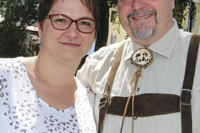 Autorin Alexandra Bleyer stellte ihren Oberkärntner Jägerkrimi "Waidmannsdank" vor. Am Foto: Alexandra und Armin Bleyer