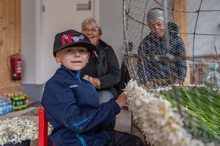 Der siebenjährige Toni ist begeisterter Skulpturenstecker