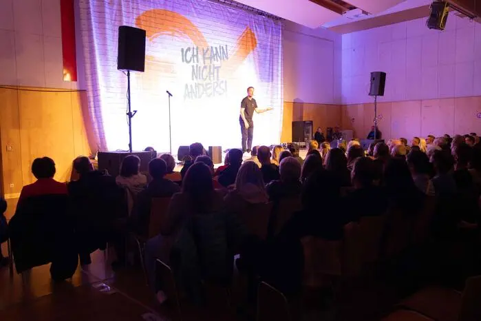 In seinem neuen Programm widmet er sich humorvoll den Herausforderungen des Alltags und dem „Gegner Leben“.