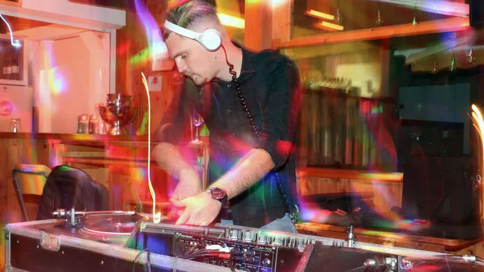 "DJ" Gerald Hornhofer alias "Garten-House" brachte am Samstag die Café-Lounge Freiluft von Michael "Michi" Jost in Ossiach am See mit "Abstand" zum Kochen