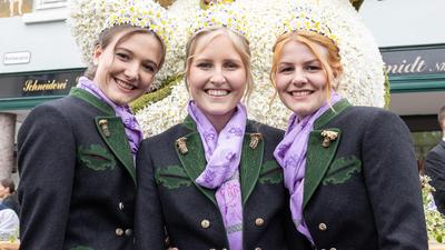 Noch wenige Wochen im Amt: Narzissenkönigin Michaela Ertlschweiger flankiert von den Prinzessinnen Sophia Hellwig und Celin Pichler