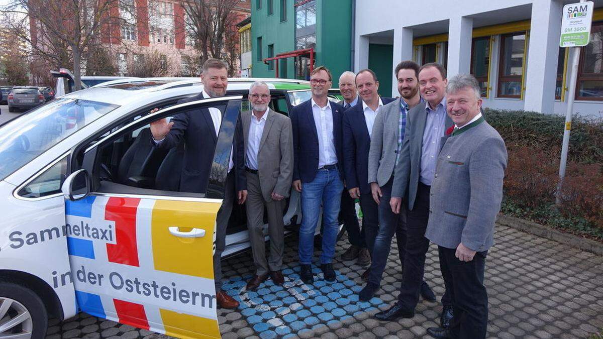 Das SAM-Sammeltaxi fährt ab 10. Jänner in der ganzen Oststeiermark; rechts ein Sammelpunkt 