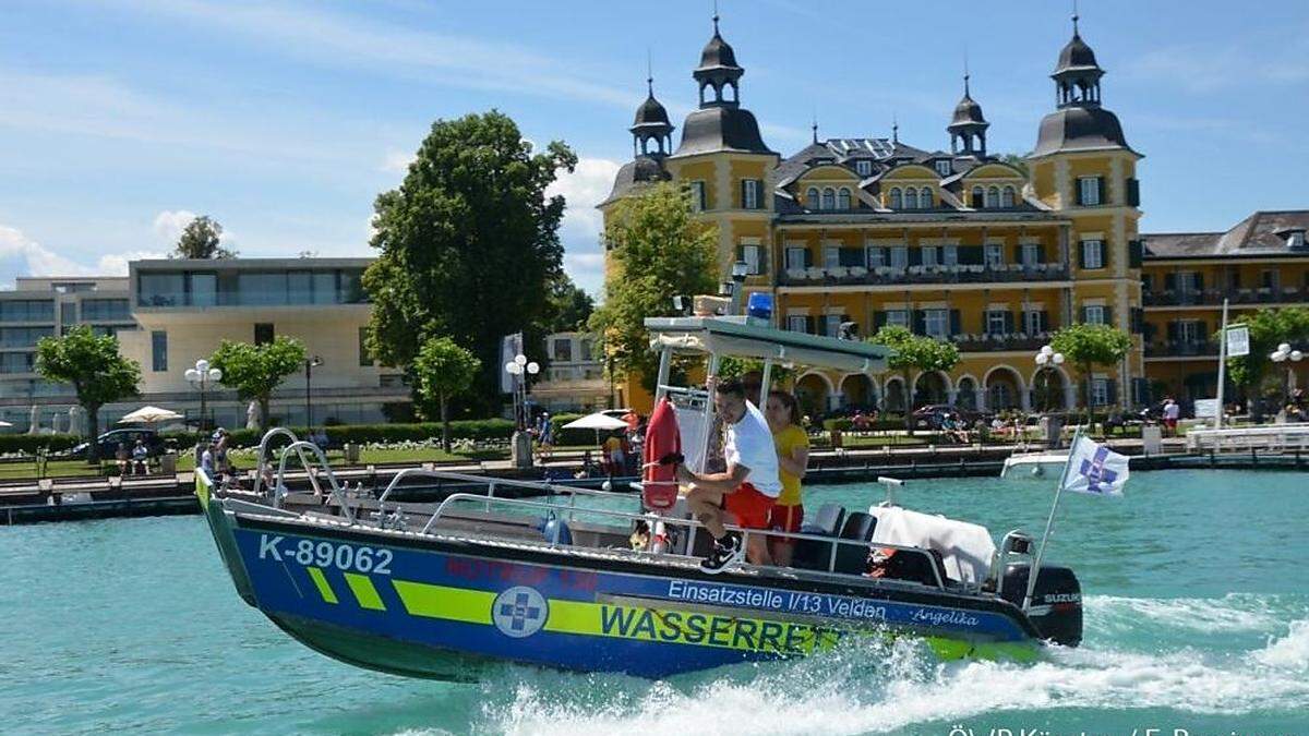 Volks-Rock'n'Roller Andreas Gabalier zieht als Rettungsschwimmer mit dem Boot der Wasserrettung seine Kreise durch die Veldener Bucht