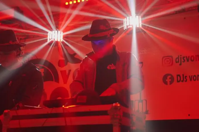 Im Partyzelt nebenan heizten die „Dj´s vom Lond“ ordentlich ein.