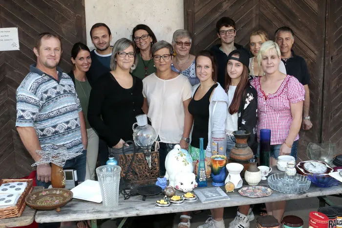 Josefine Vötsch mit ihrem Team hatte alles zusammengetragen was das Herz begehrt und so herrschte bald eine fröhliche Markt-Stimmung im und um das Buchhaus.