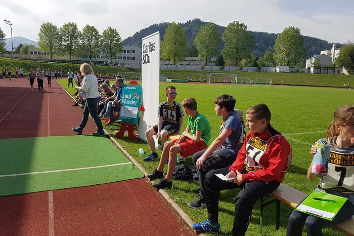„Die Schüler suchen selbst Sponsoren, etwa Freunde, Verwandte oder Firmen, die pro Runde einen gewissen Betrag spenden“, erklärt Bettina Zangl von der Caritas. 