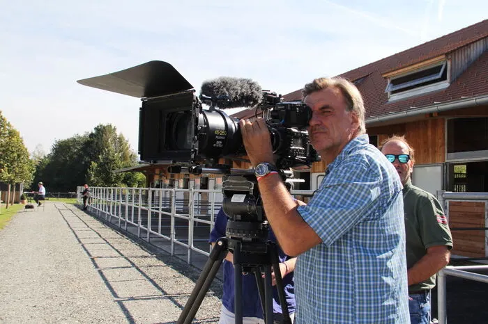Das Bildmaterial wird für die neue Dokumentation "Trakehner - Des Königs letzte Pferde" benötigt-. Am 2. November ist Premiere auf Servus TV (20.15 Uhr).