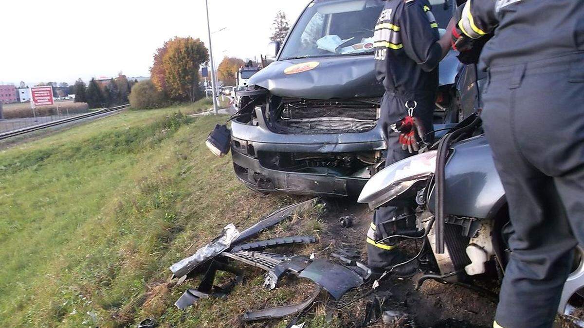 Schwer beschädigt wurden die beiden Fahrzeuge, die in Albersdorf frontal zusammenstießen