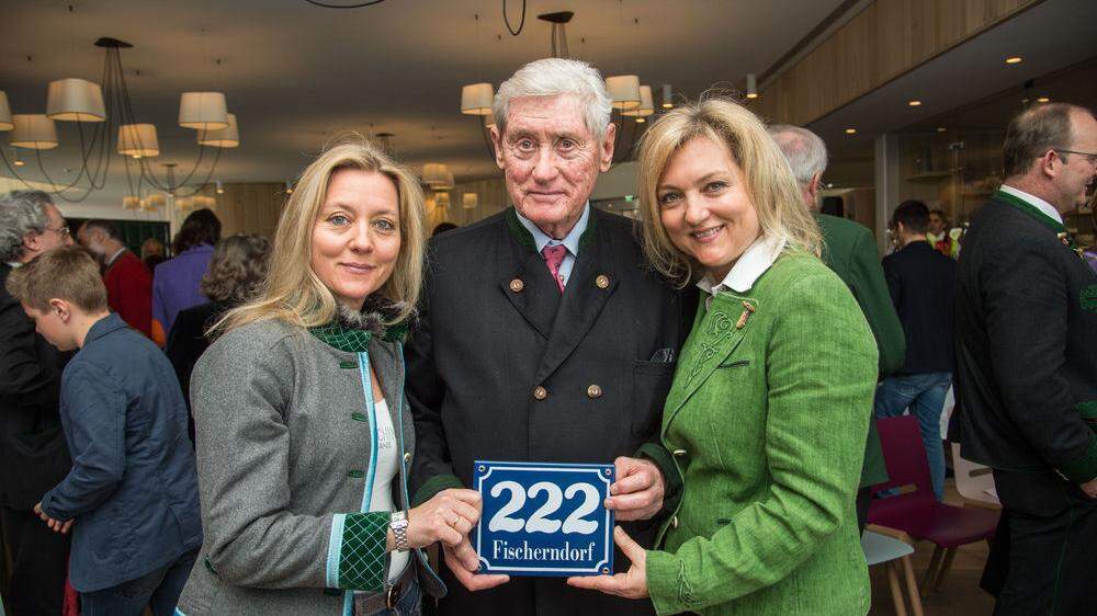 Hannes Androsch mit seinen Töchtern Natascha (links) und Claudia bei der Eröffnung des Vivamayrhotels in Altaussee