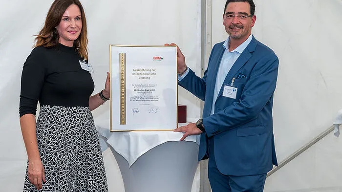 Brigitte Marold von der Wirtschaftskammer überreicht Geschäftsführer Peter Szabo die Auszeichnung für unternehmerische Leistung.